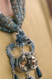 Collar Serpiente Emplumada, joya de plata .925, con labradorita y pirita – Gabriela Sánchez (vista 3)