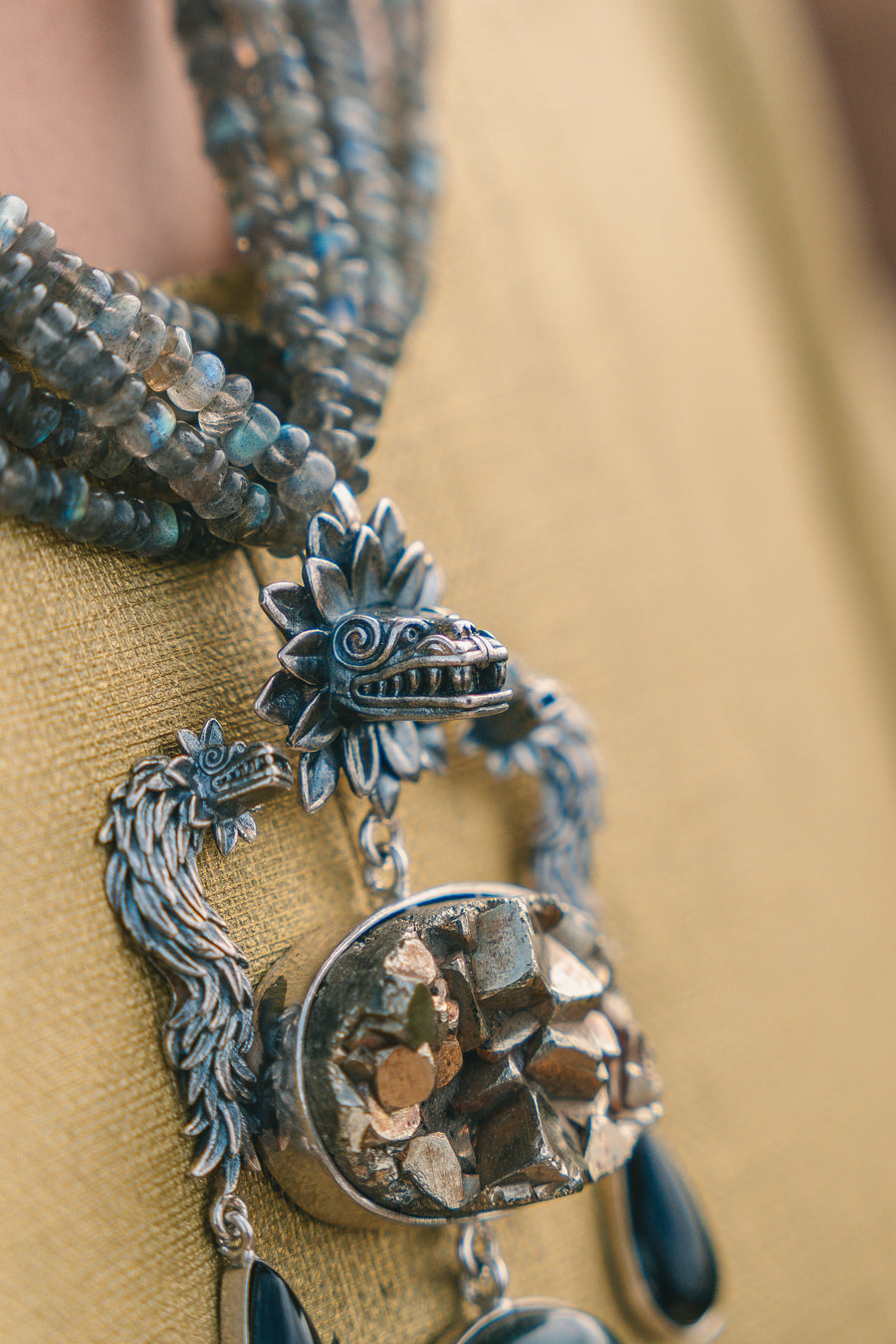 Collar Serpiente Emplumada, joya de plata .925, con labradorita y pirita – Gabriela Sánchez (vista 3)