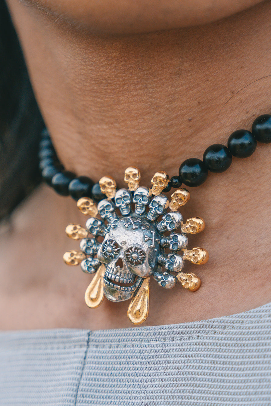 Collar Cenizas y Huesos, joya de plata .925, con obsidiana – Gabriela Sánchez (vista 2)