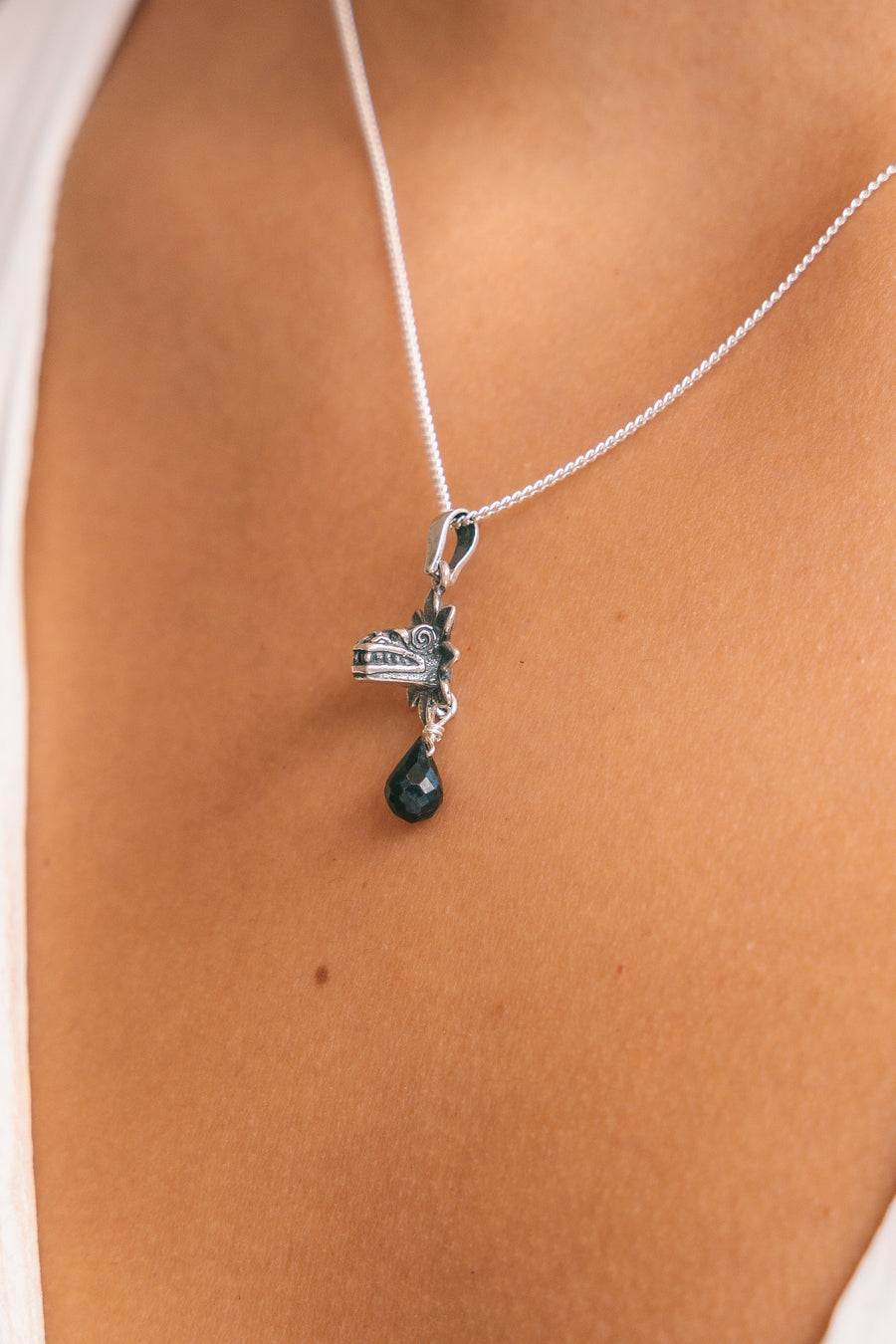 Dije Quetzalcóatl Hematita, joya de plata .925 – Gabriela Sánchez (vista 2)