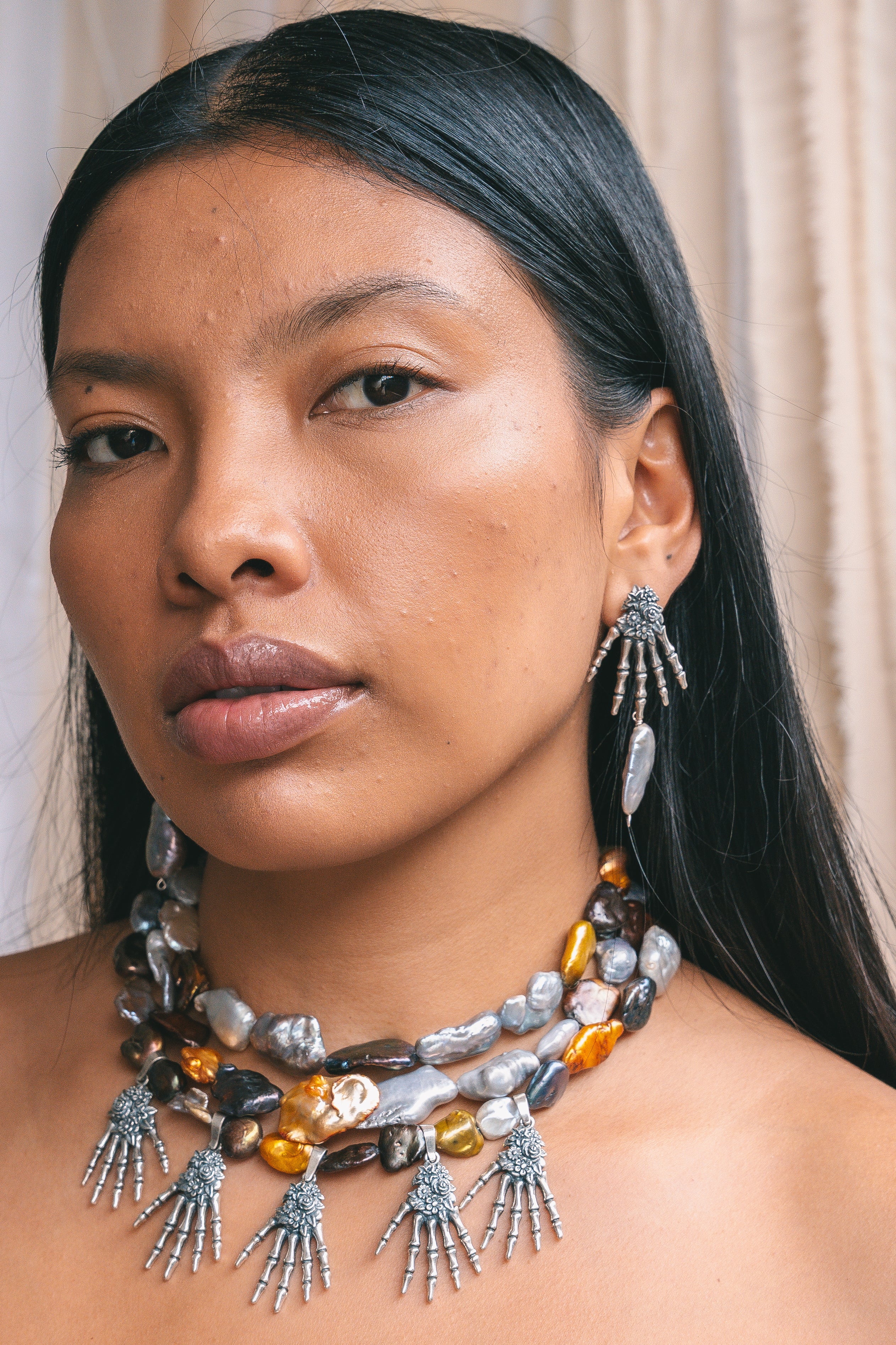 Collar Manos de Oro, joya de plata .925, con perla – Gabriela Sánchez (vista 2)
