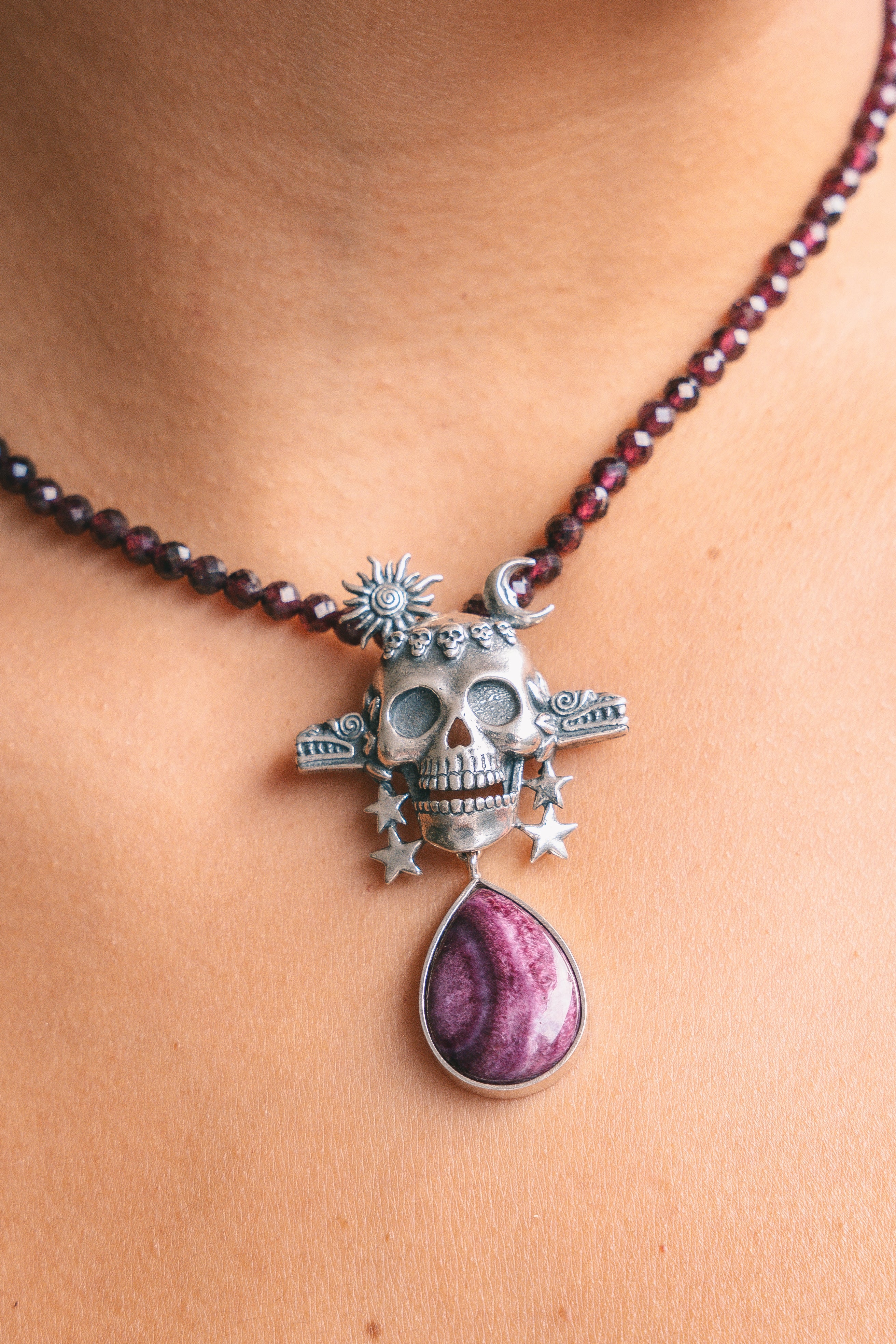 Collar Diles que Estoy Bien, joya de plata .925, con granate y concha – Gabriela Sánchez