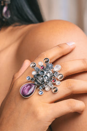 Anillo Reflejo Ancestral, joya de plata .925, con concha de abulón y granate – Gabriela Sánchez (vista 3)