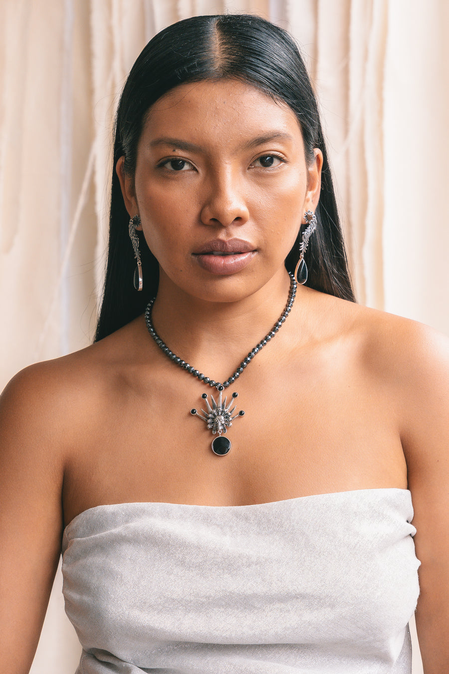 Collar Encuentro de Almas, joya de plata .925, con hematita y ónix – Gabriela Sánchez (vista 4)