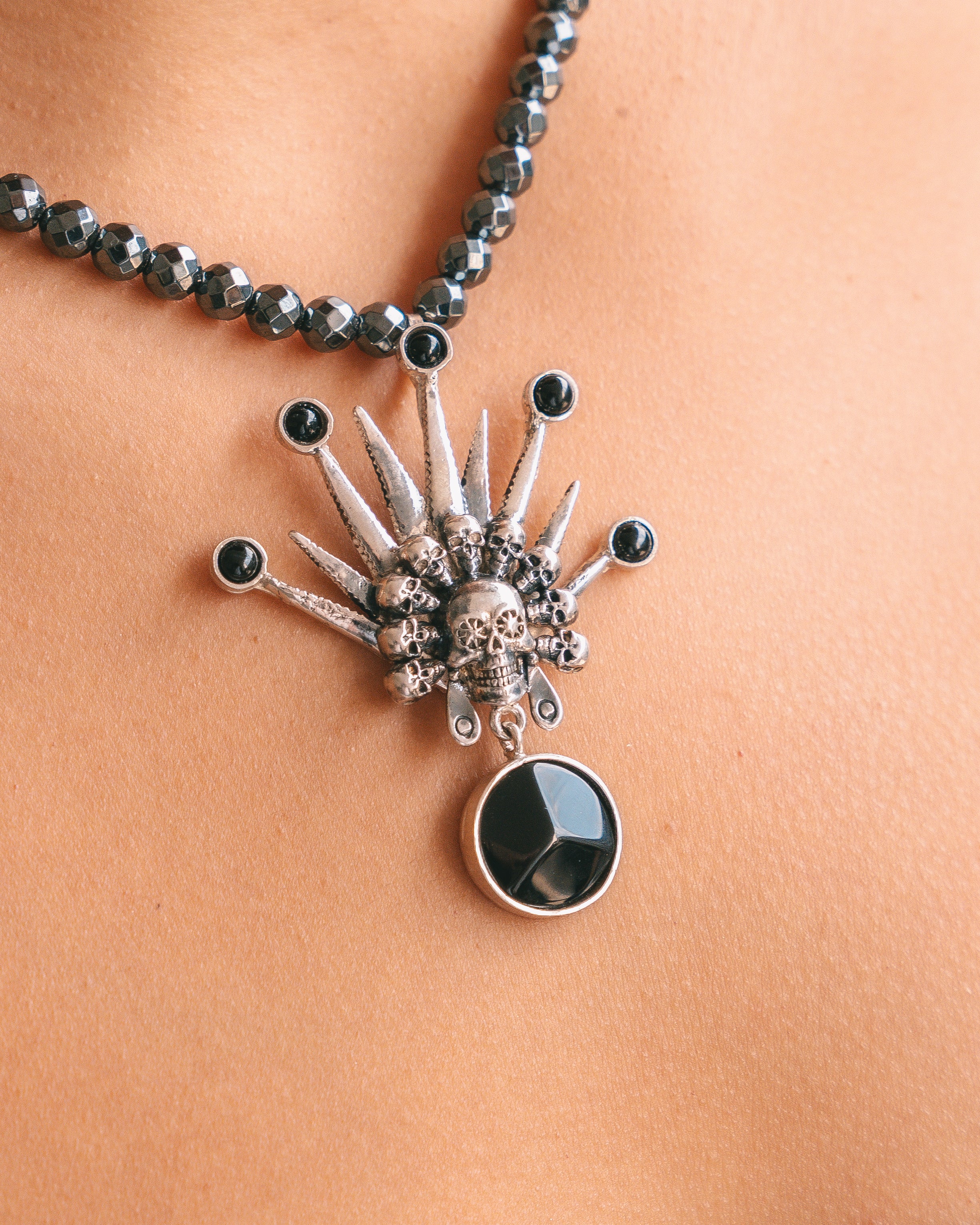 Collar Encuentro de Almas, joya de plata .925, con hematita y ónix – Gabriela Sánchez