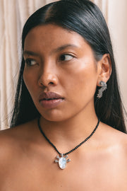 Collar Miquiztli, joya de plata .925, con espinela y cuarzo tornasol – Gabriela Sánchez (vista 4)
