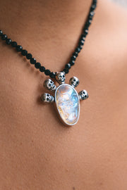 Collar Miquiztli, joya de plata .925, con espinela y cuarzo tornasol – Gabriela Sánchez