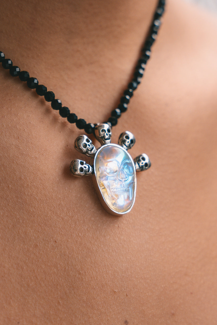 Collar Miquiztli, joya de plata .925, con espinela y cuarzo tornasol – Gabriela Sánchez