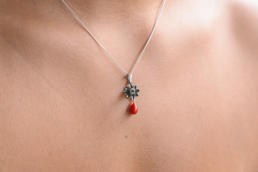 Dije Quetzalcóatl Rojo, joya de plata .925, con coral – Gabriela Sánchez (vista 3)