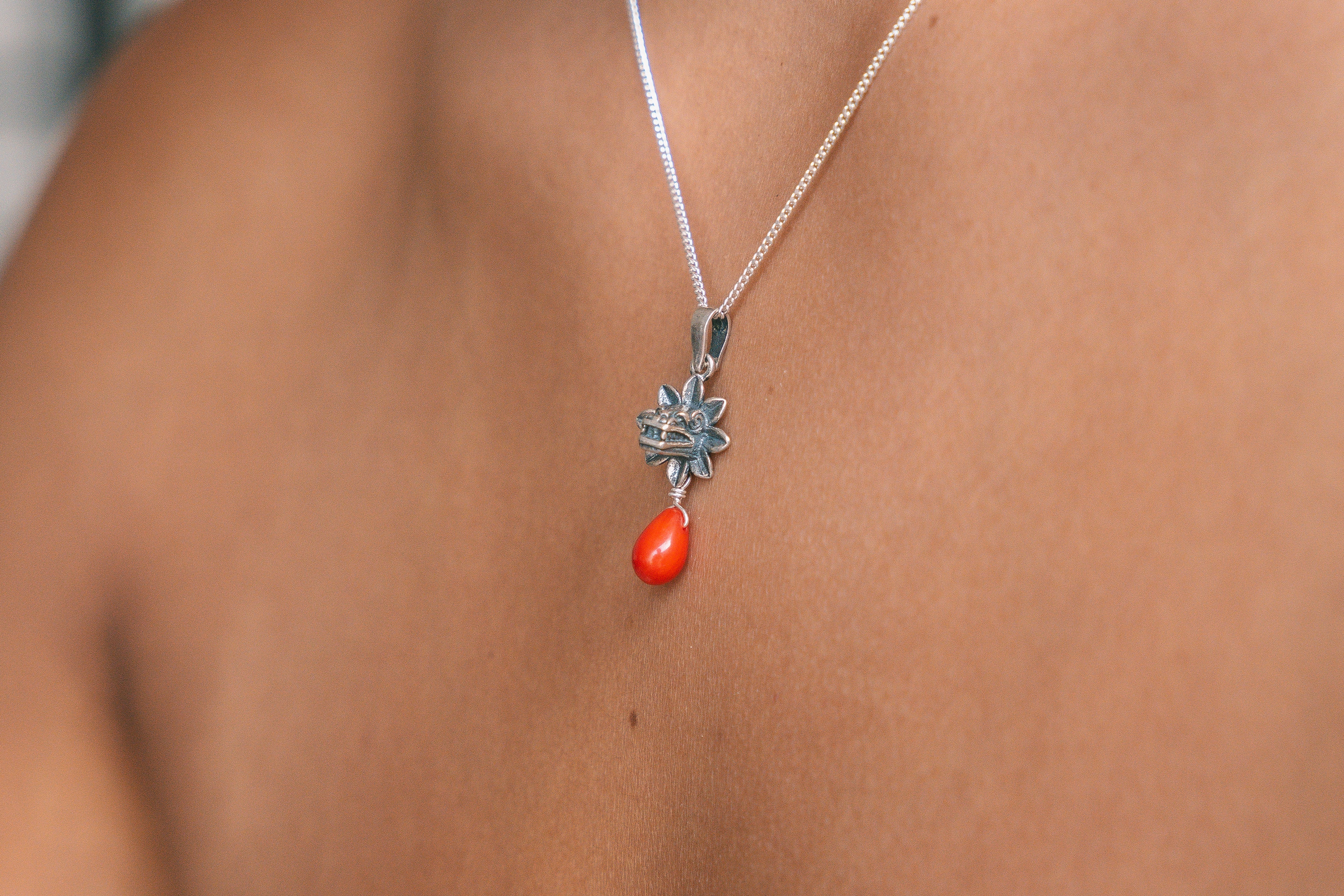 Dije Quetzalcóatl Rojo, joya de plata .925, con coral – Gabriela Sánchez