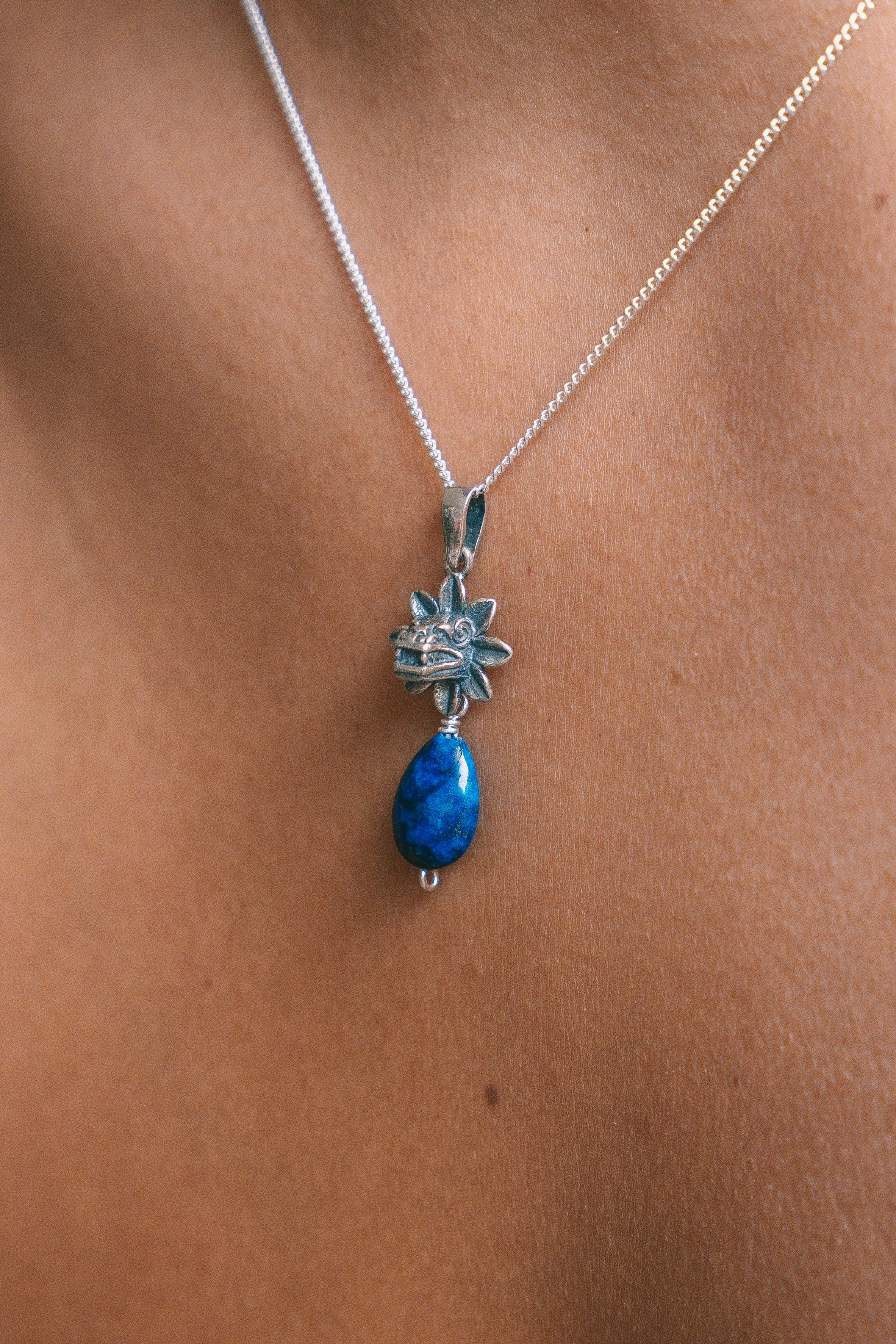 Dije Sagrado Azul, joya de plata .925, con lapislázuli – Gabriela Sánchez (vista 2)