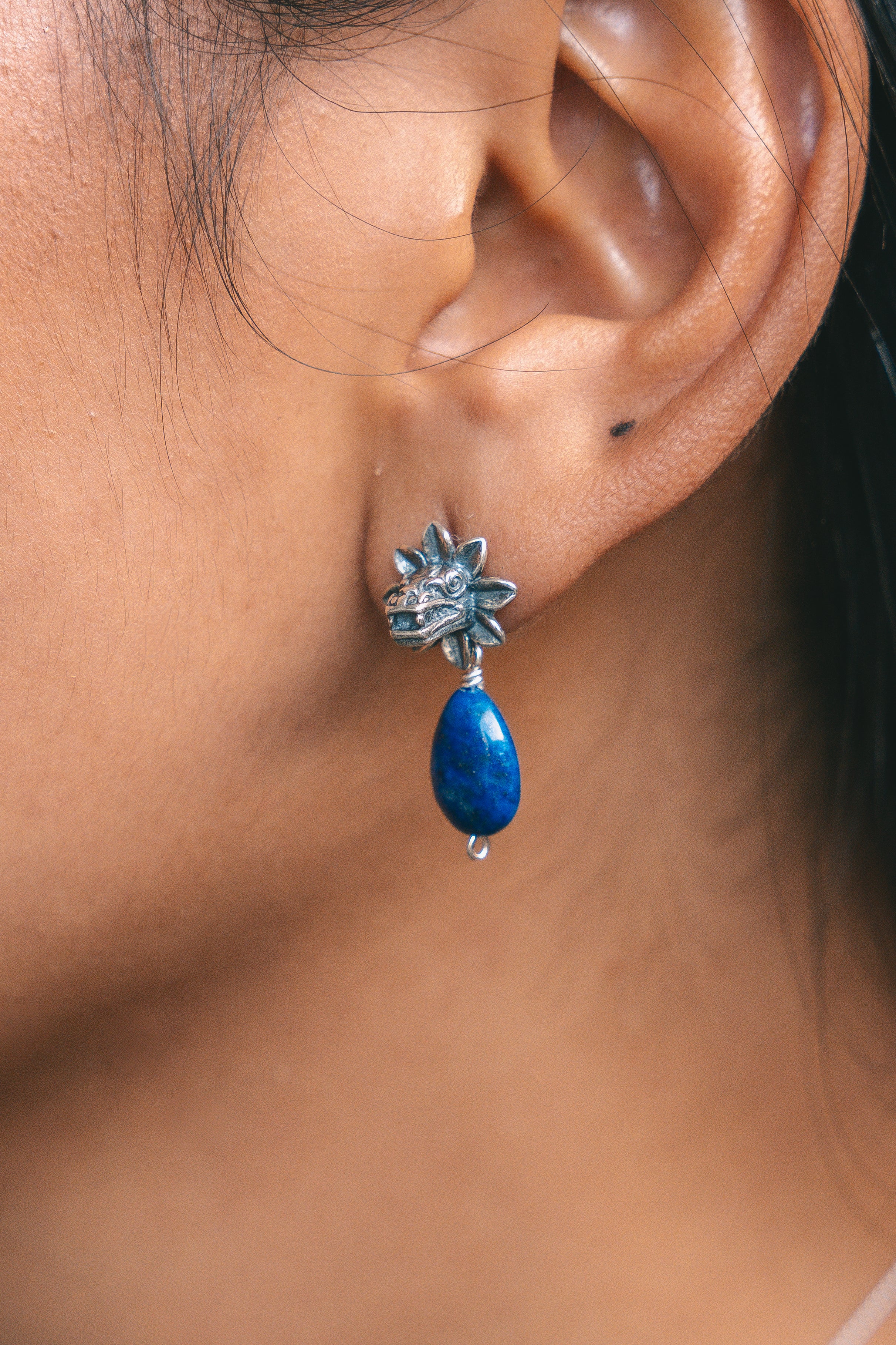 Aretes Sagrado Azul, joya de plata .925, con lapislázuli – Gabriela Sánchez (vista 2)