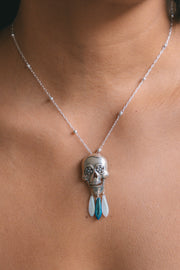 Dije Flor de Calavera, joya de plata .925, con cristal metalizado – Gabriela Sánchez