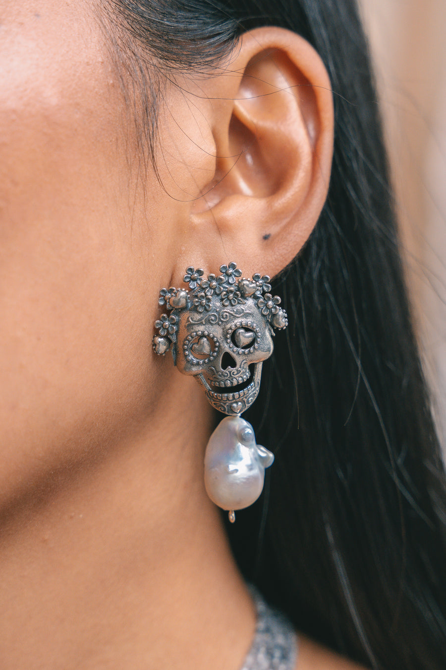 Aretes Calaca Divina, joya de plata .925, con perla – Gabriela Sánchez (vista 2)