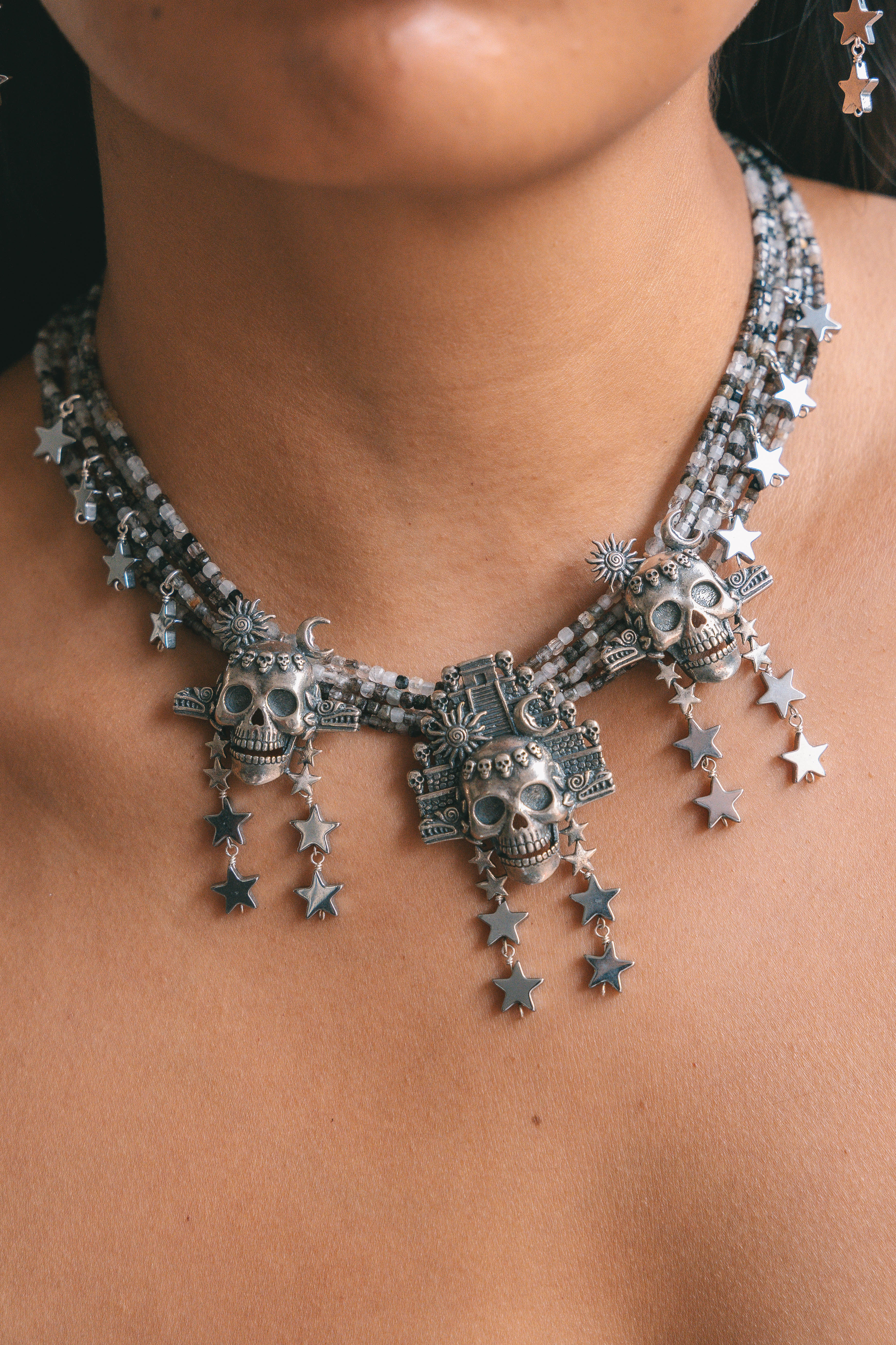 Collar Dios del Sol Nocturno, joya de plata .925, con cuarzo turmalinado y hematita – Gabriela Sánchez