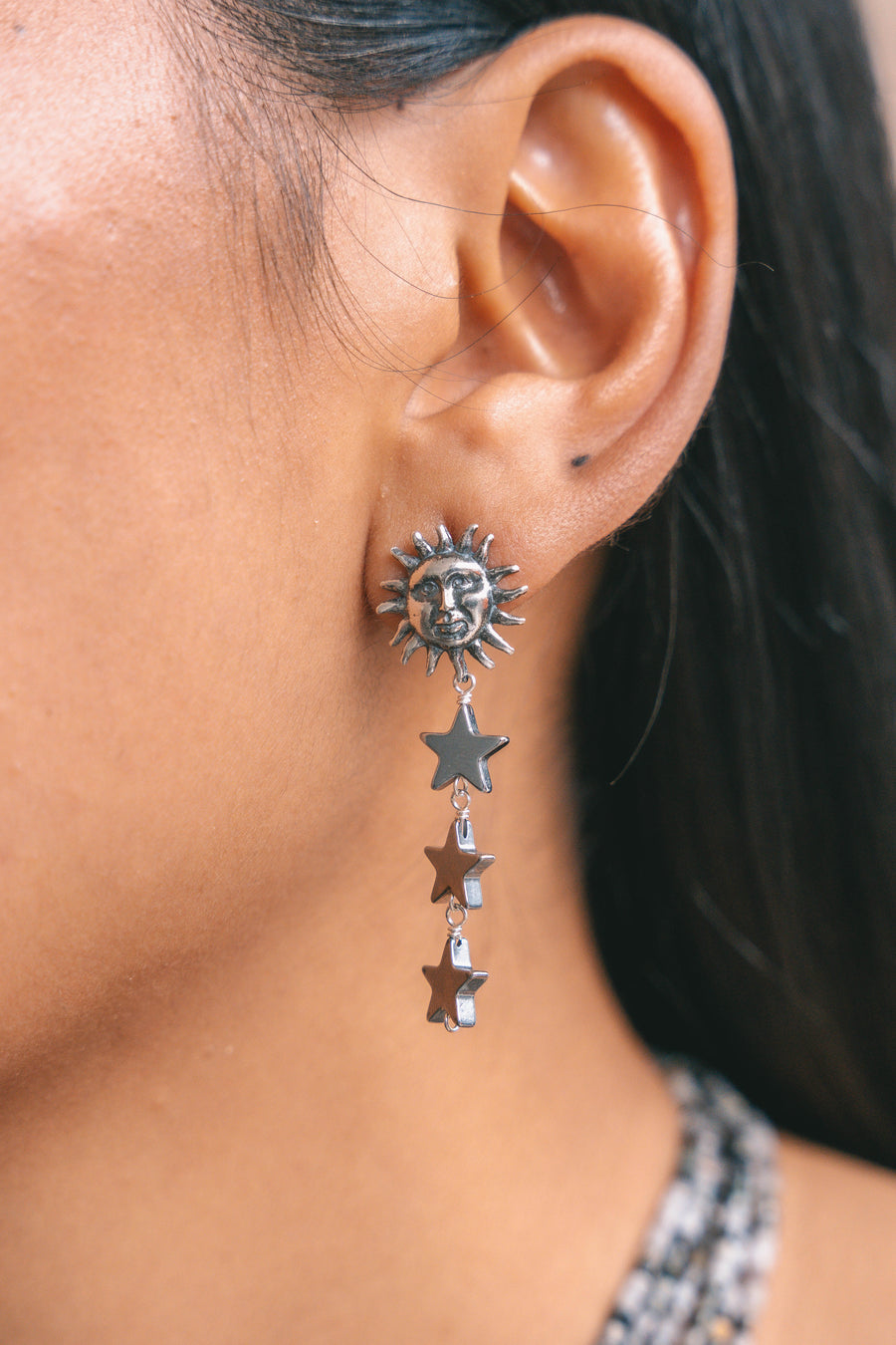 Aretes Dios del Sol Nocturno, joya de plata .925, con hematita – Gabriela Sánchez (vista 2)