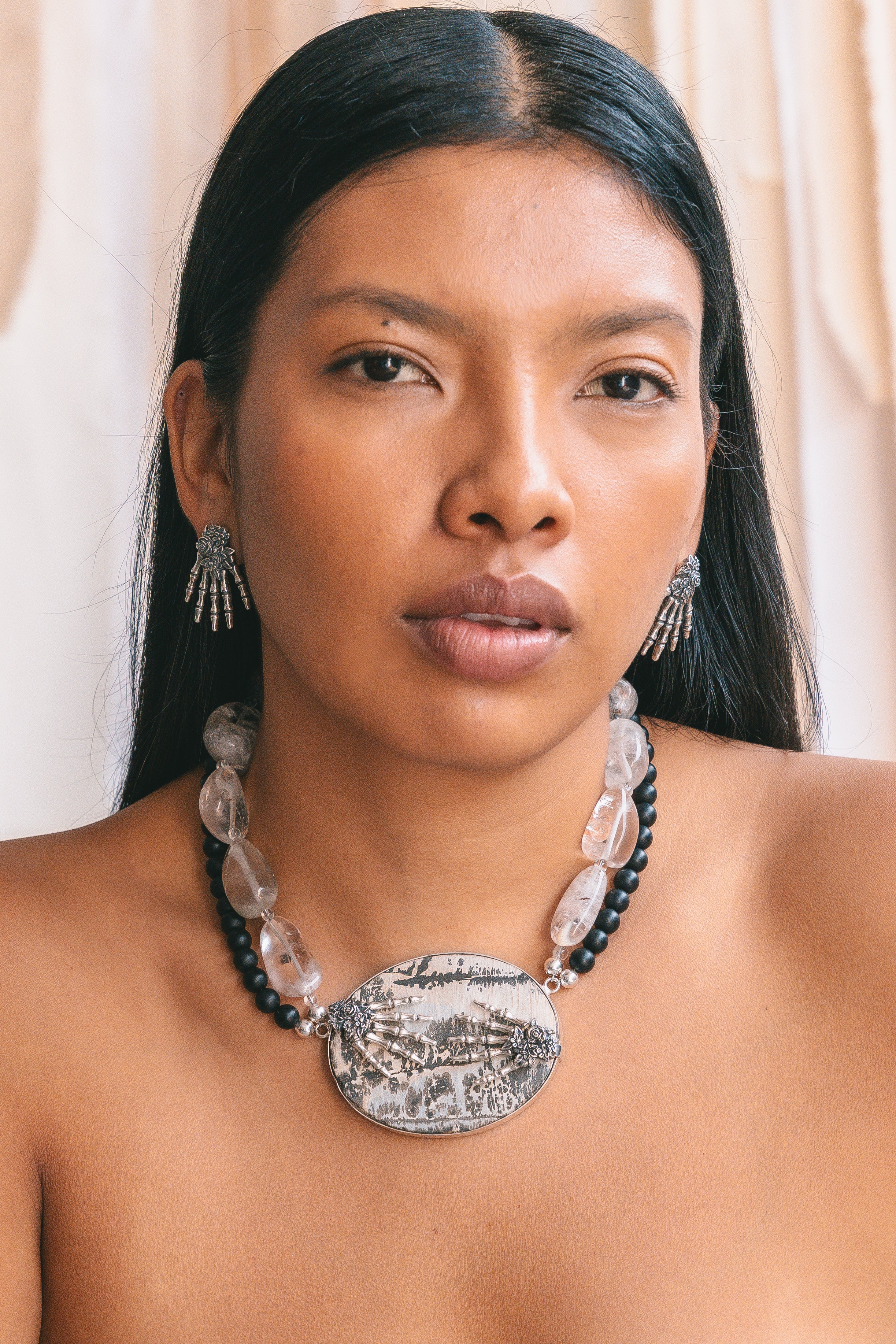 Collar Huella del Tiempo, joya de plata .925, con cristal de roca y obsidiana – Gabriela Sánchez