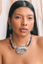 Collar Huella del Tiempo, joya de plata .925, con cristal de roca y obsidiana – Gabriela Sánchez