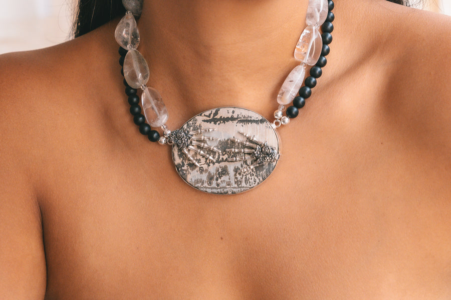 Collar Huella del Tiempo, joya de plata .925, con cristal de roca y obsidiana – Gabriela Sánchez (vista 3)