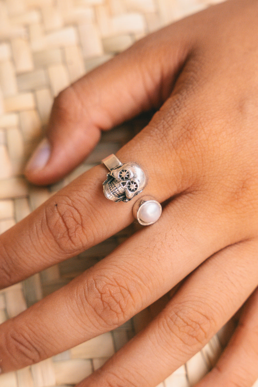 Anillo Flor de Hueso, joya de plata .925, con perla – Gabriela Sánchez (vista 4)