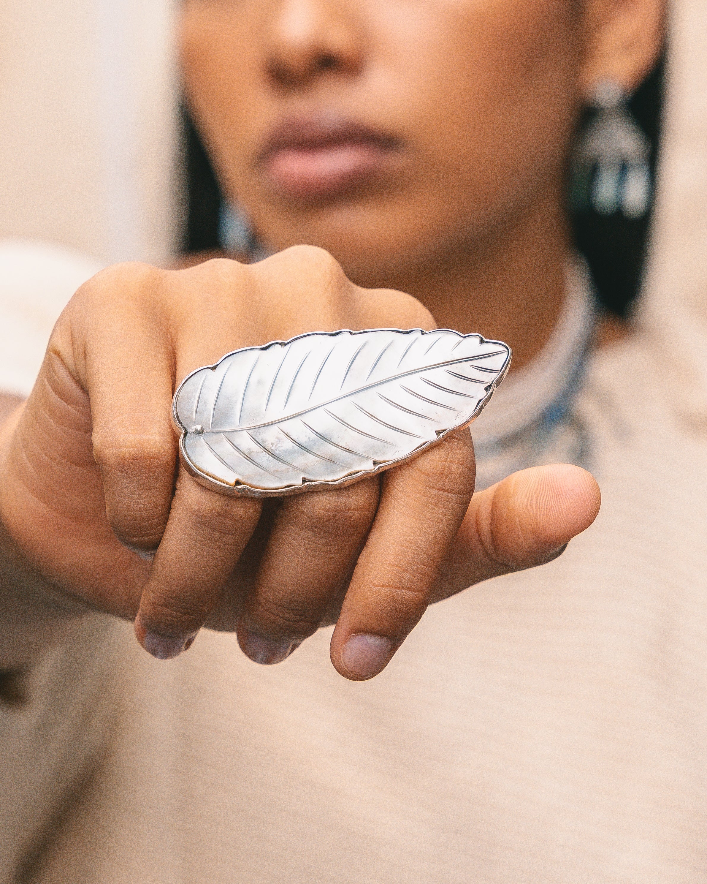 Anillo Pluma de Kukulkán, joya de plata .925, con concha – Gabriela Sánchez (vista 2)