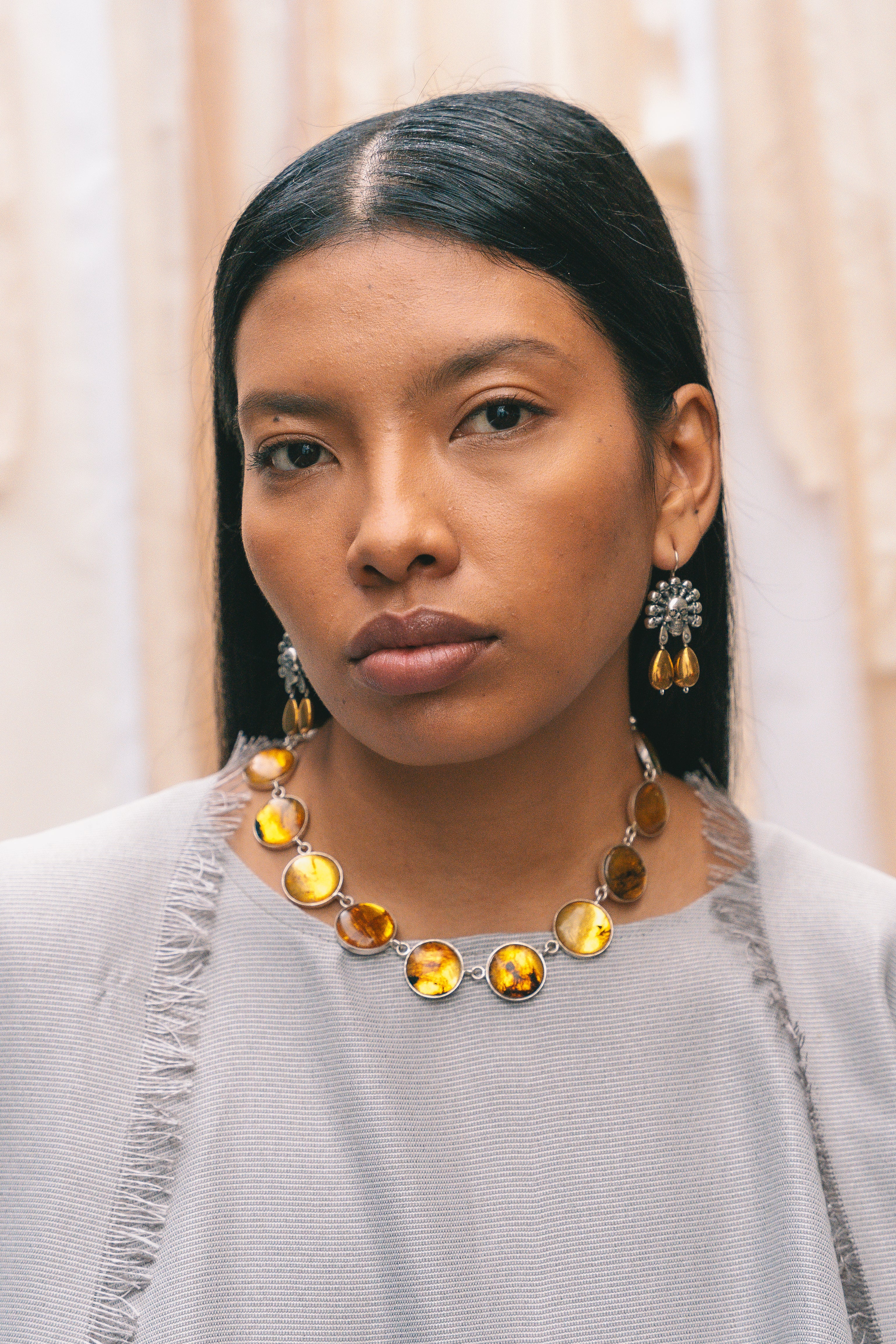 Collar Alma Dorada, joya de plata .925, con ámbar – Gabriela Sánchez (vista 2)
