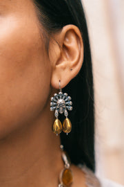 Aretes Granos Dorados, joya de plata .925, con hematita – Gabriela Sánchez (vista 2)