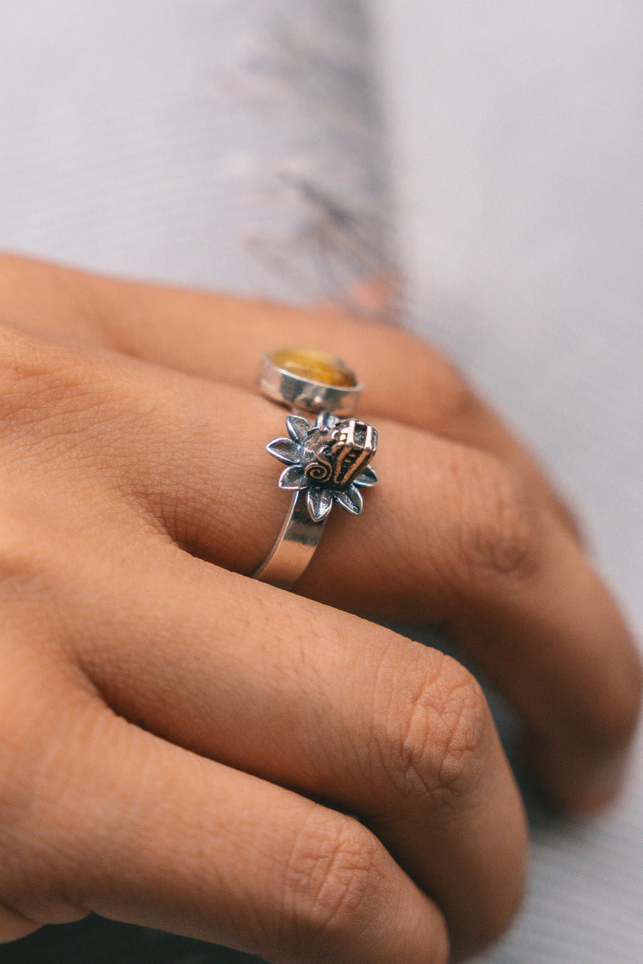 Anillo Quetzalcóatl Dorado, joya de plata .925, con ámbar – Gabriela Sánchez (vista 3)