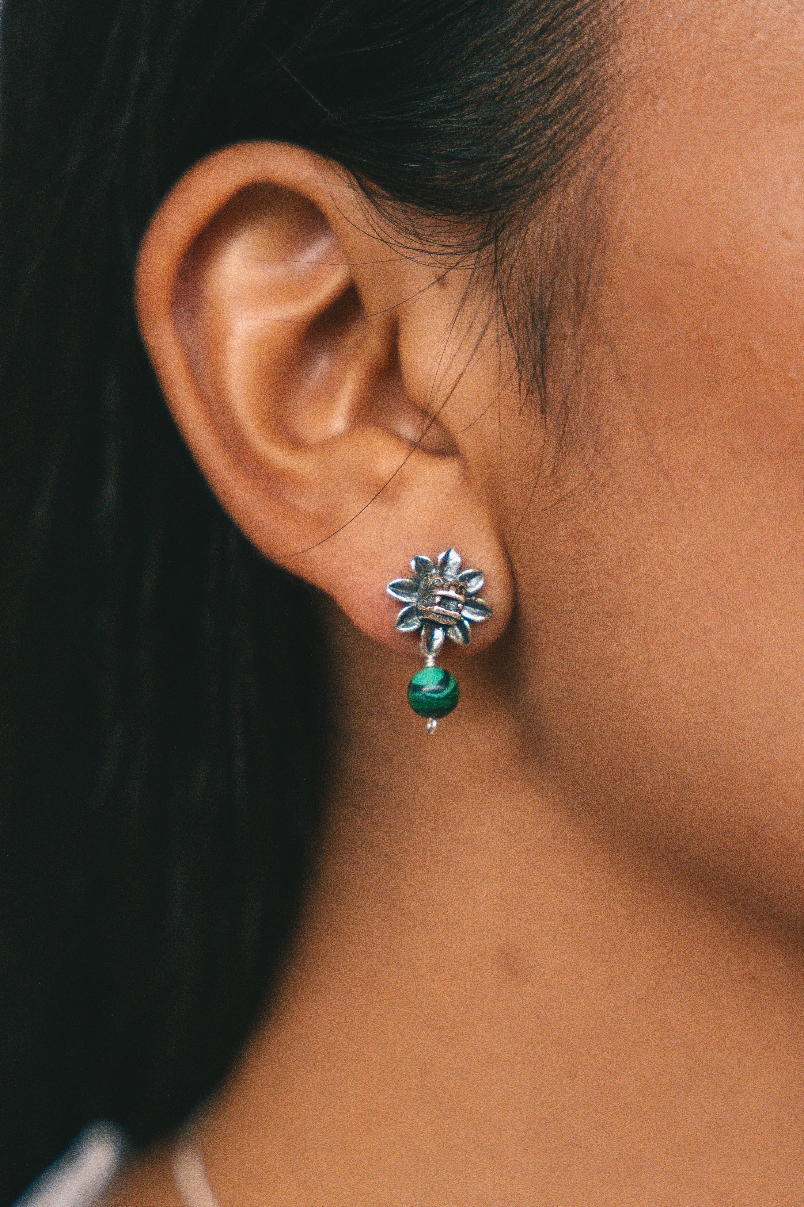 Aretes Quetzalcóatl Malaquita, joya de plata .925 – Gabriela Sánchez (vista 2)