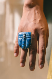 Anillo Rostro de Sodalita, joya de plata .925, con lapislázuli – Gabriela Sánchez (vista 3)