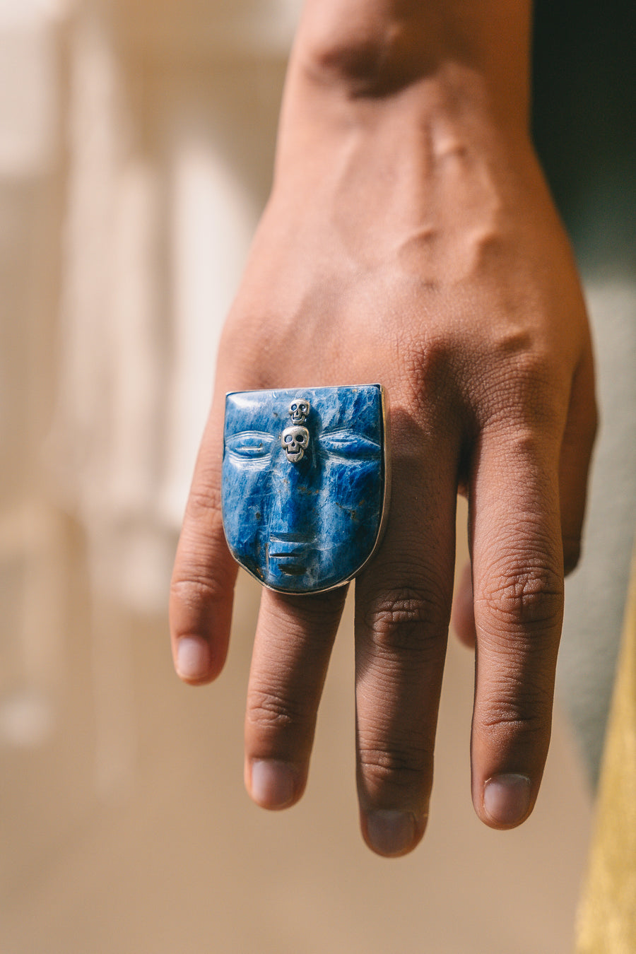 Anillo Rostro de Sodalita, joya de plata .925, con lapislázuli – Gabriela Sánchez (vista 3)