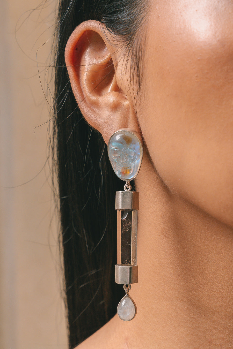 Aretes Metztli Plateado, joya de plata .925, con cuarzo y cuarzo tornasol – Gabriela Sánchez