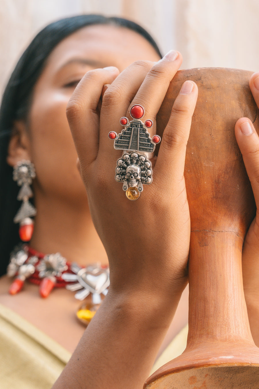 Anillo Conexión con Ancestros, joya de plata .925, con coral y citrina – Gabriela Sánchez (vista 5)
