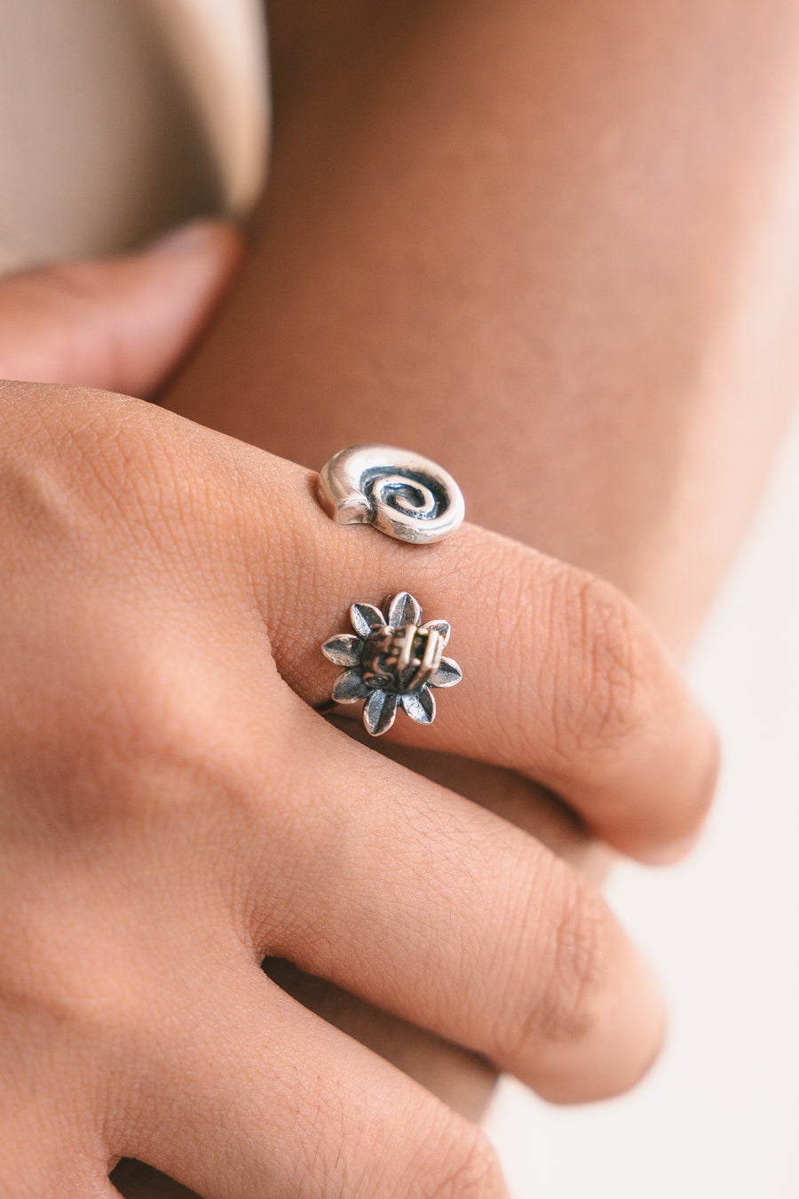 Anillo Quetzalcóatl entre Olas, joya de plata .925 – Gabriela Sánchez (vista 2)