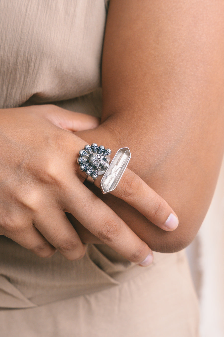 Anillo Cuarzo doble punta con Cráneo, joya de plata .925 – Gabriela Sánchez (vista 2)
