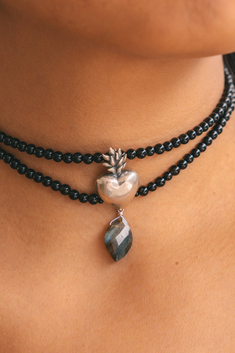 Choker Semilla Lunar, joya de plata .925, con ónix y labradorita – Gabriela Sánchez (vista 3)