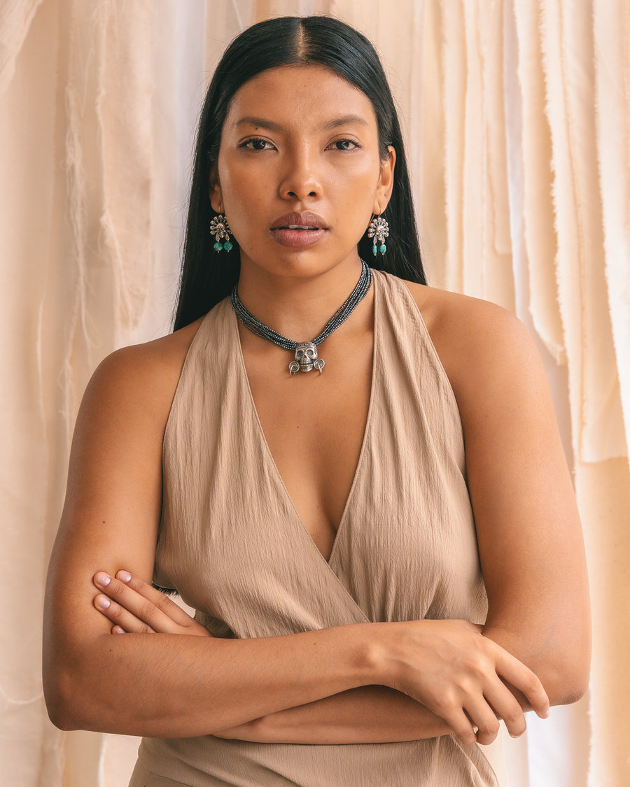Collar Guardián, joya de plata .925, con hematita – Gabriela Sánchez (vista 4)