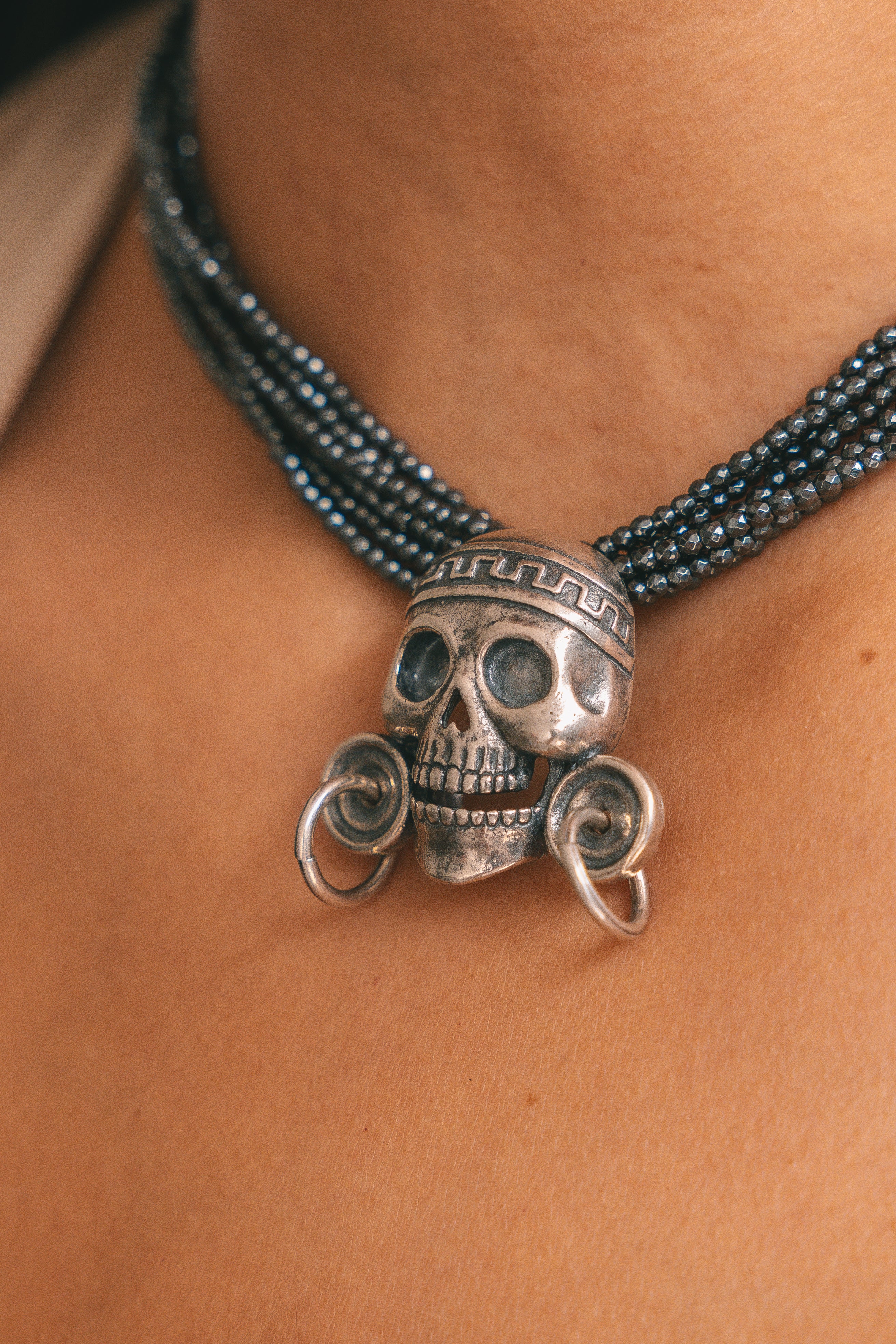 Collar Guardián, joya de plata .925, con hematita – Gabriela Sánchez (vista 2)