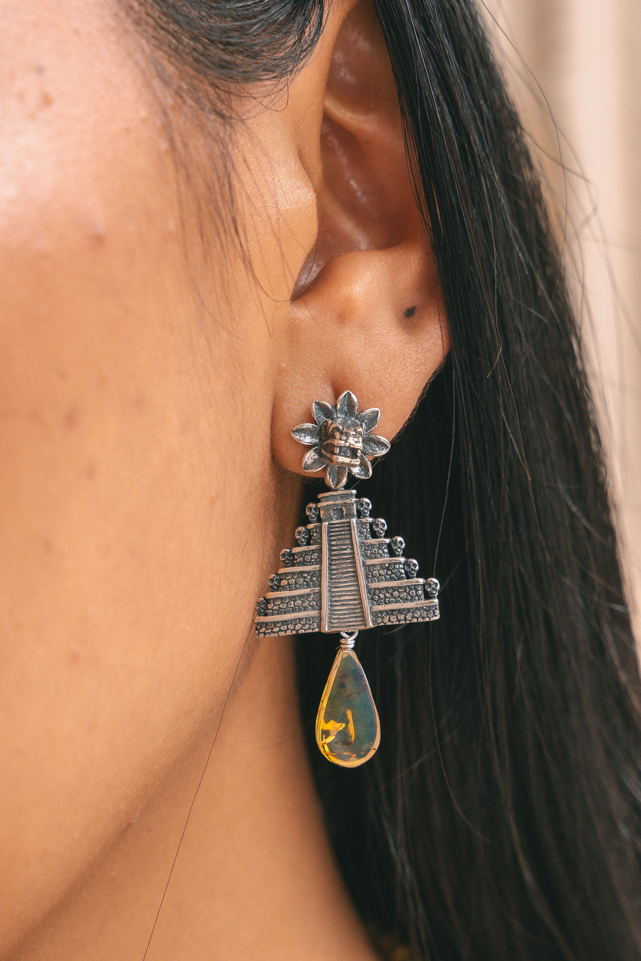 Aretes Pirámide del Sol, joya de plata .925, con ámbar – Gabriela Sánchez (vista 3)