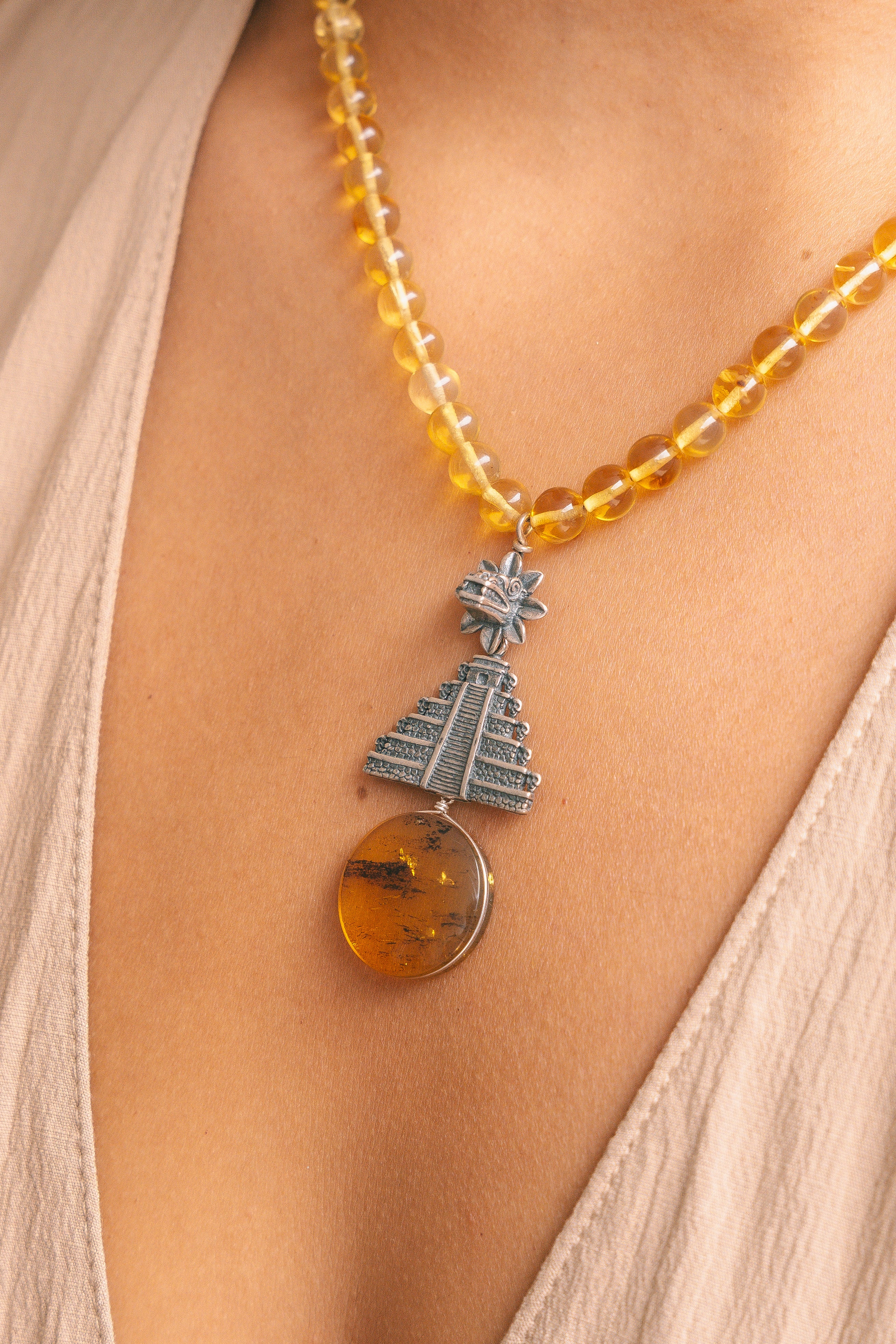 Collar Pirámide del Sol, joya de plata .925, con ámbar – Gabriela Sánchez (vista 2)