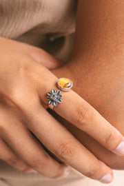 Anillo Quetzalcóatl Dorado, joya de plata .925, con ámbar – Gabriela Sánchez (vista 2)
