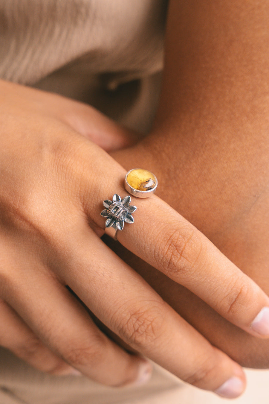Anillo Quetzalcóatl Dorado, joya de plata .925, con ámbar – Gabriela Sánchez (vista 2)