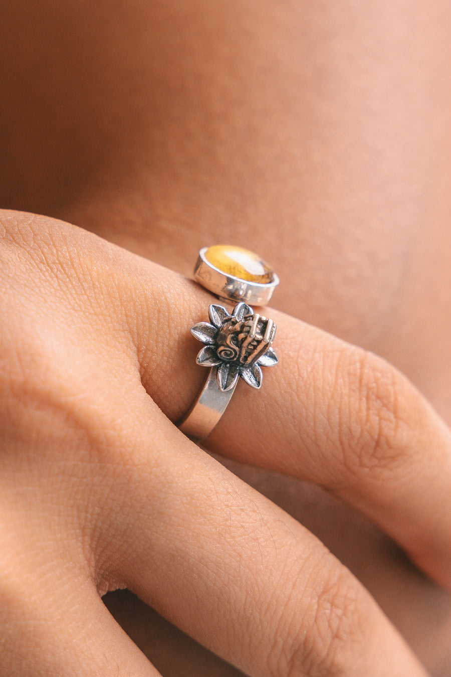 Anillo Quetzalcóatl Dorado, joya de plata .925, con ámbar – Gabriela Sánchez (vista 4)
