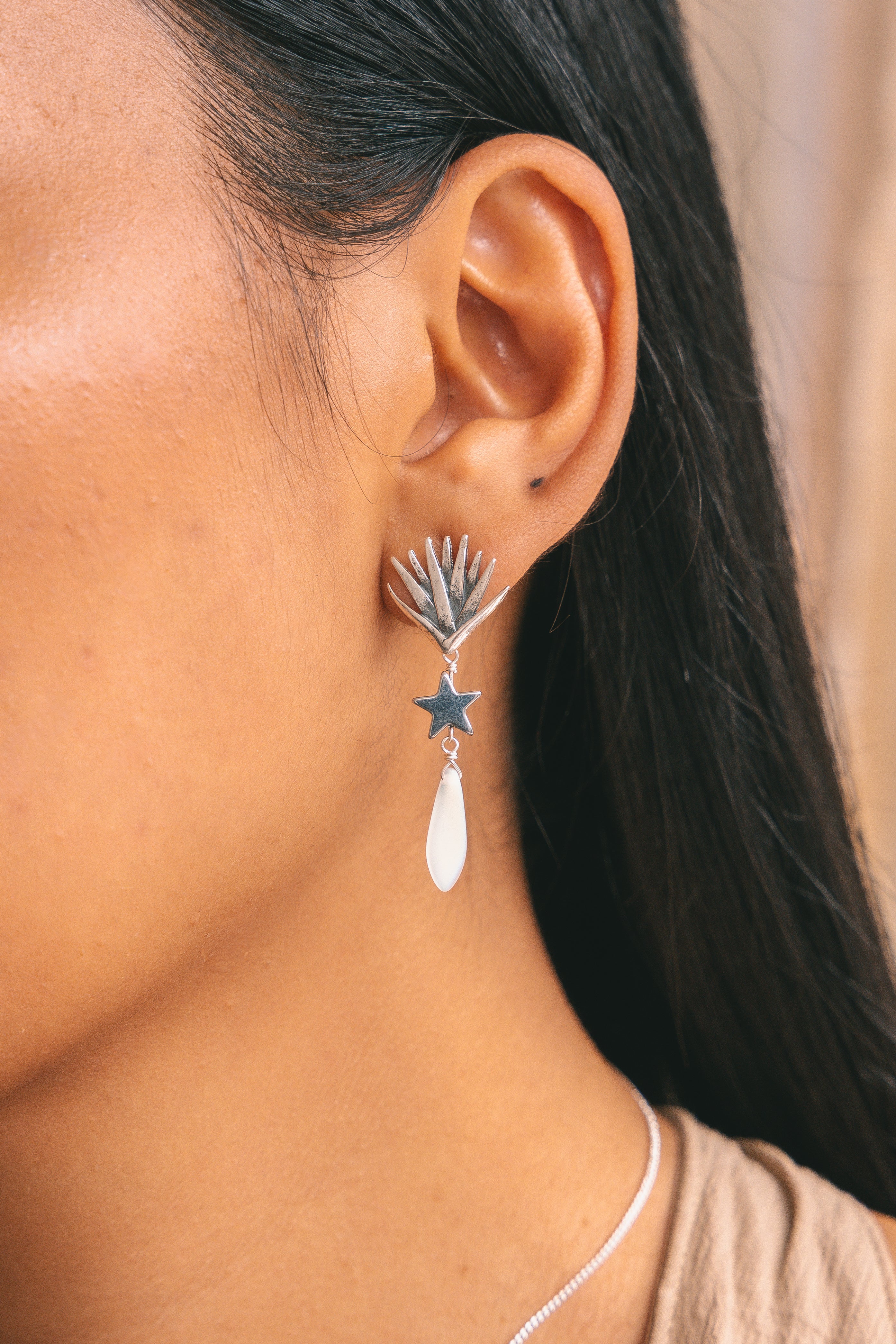 Aretes Estrella y Espina, joya de plata .925, con hematita – Gabriela Sánchez (vista 2)
