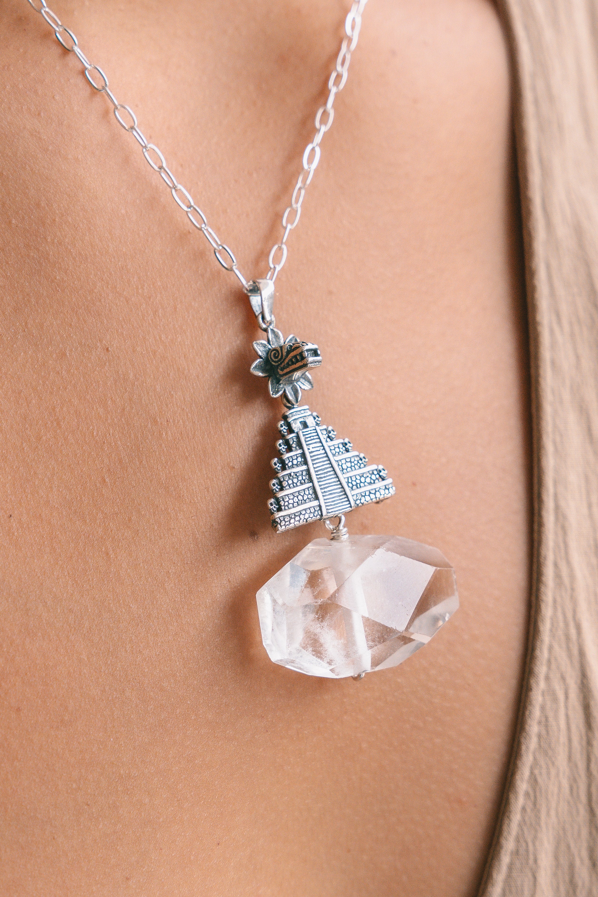 Dije Pirámide de Cristal, joya de plata .925, con cuarzo – Gabriela Sánchez