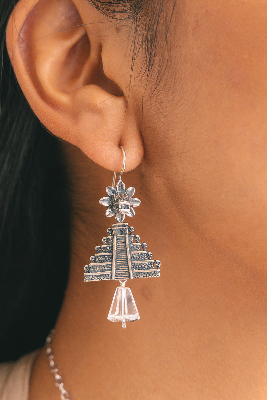 Aretes Pirámide de Cristal, joya de plata .925, con cuarzo – Gabriela Sánchez