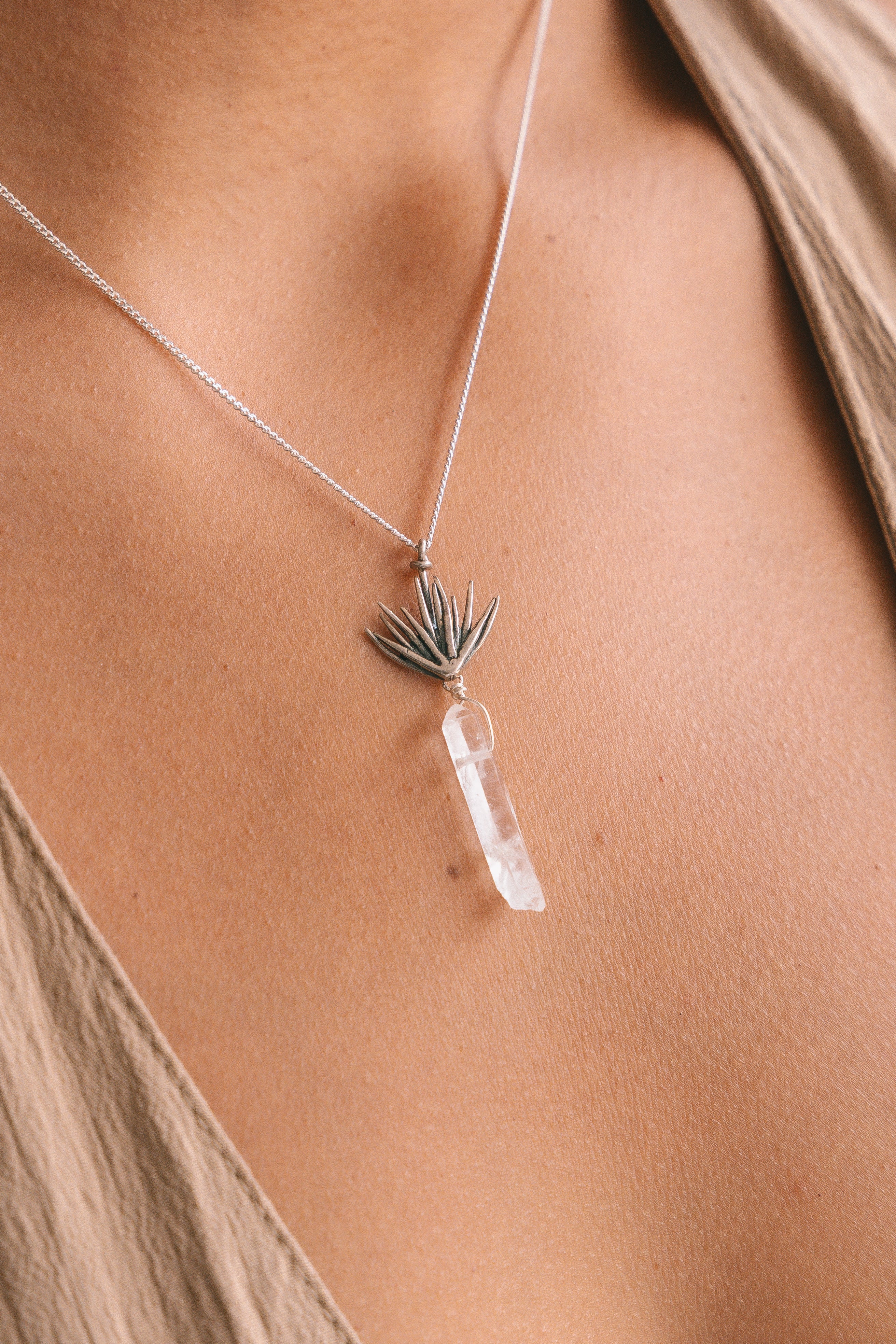 Dije Agave de los Dioses, joya de plata .925, con cuarzo – Gabriela Sánchez