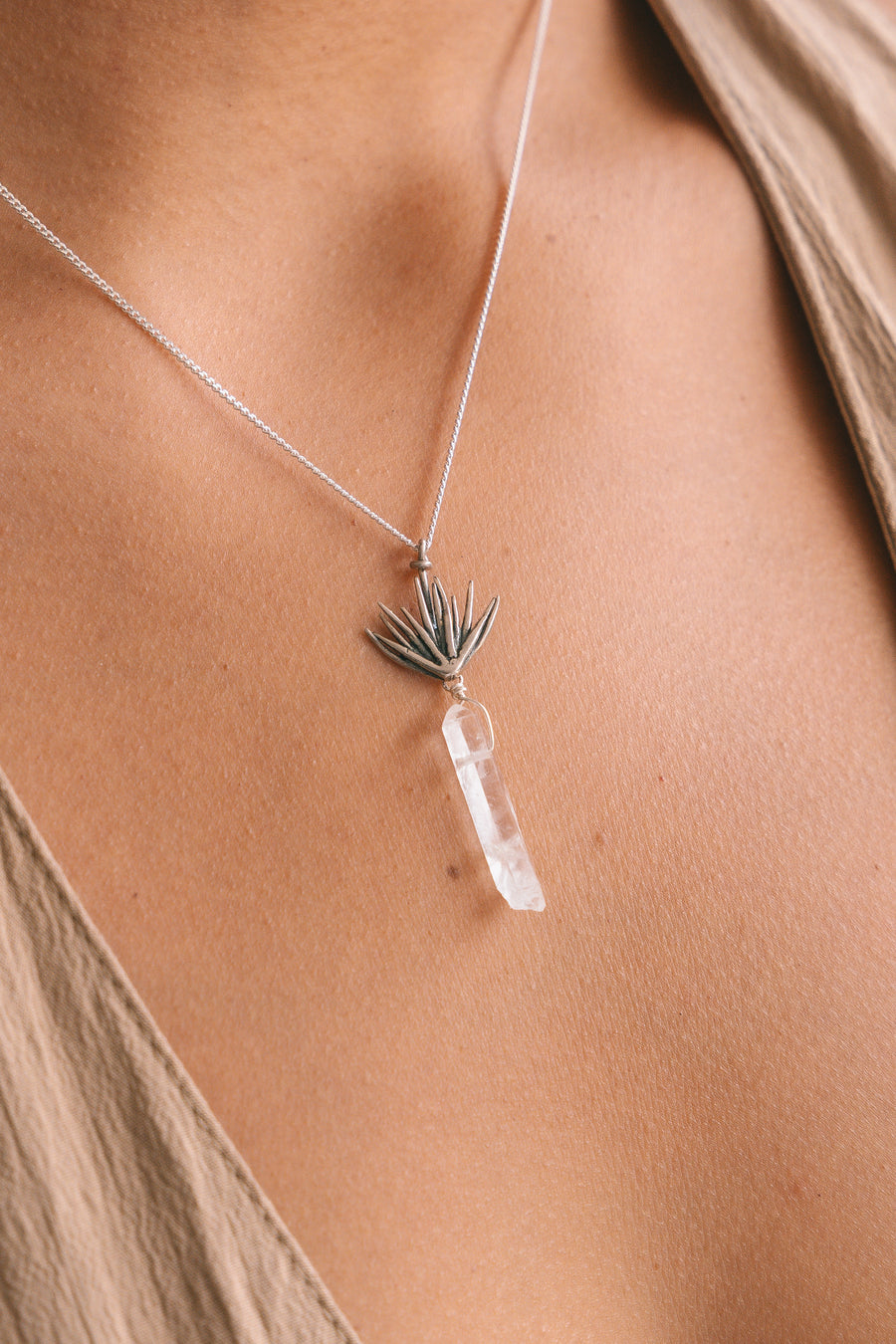 Dije Agave de los Dioses, joya de plata .925, con cuarzo – Gabriela Sánchez