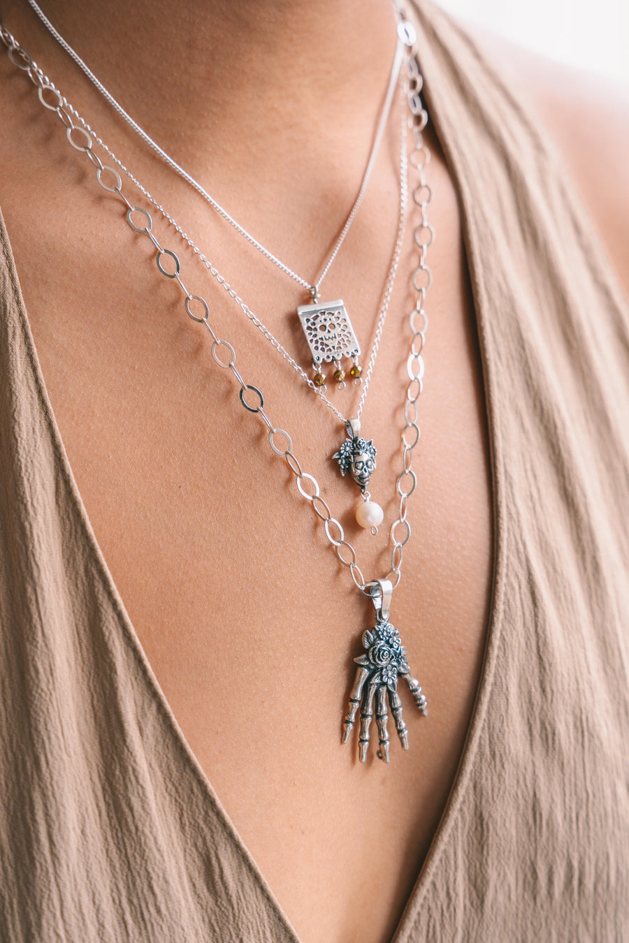 Set Huesitos de Plata, joya de plata .925, con hematita y perla – Gabriela Sánchez