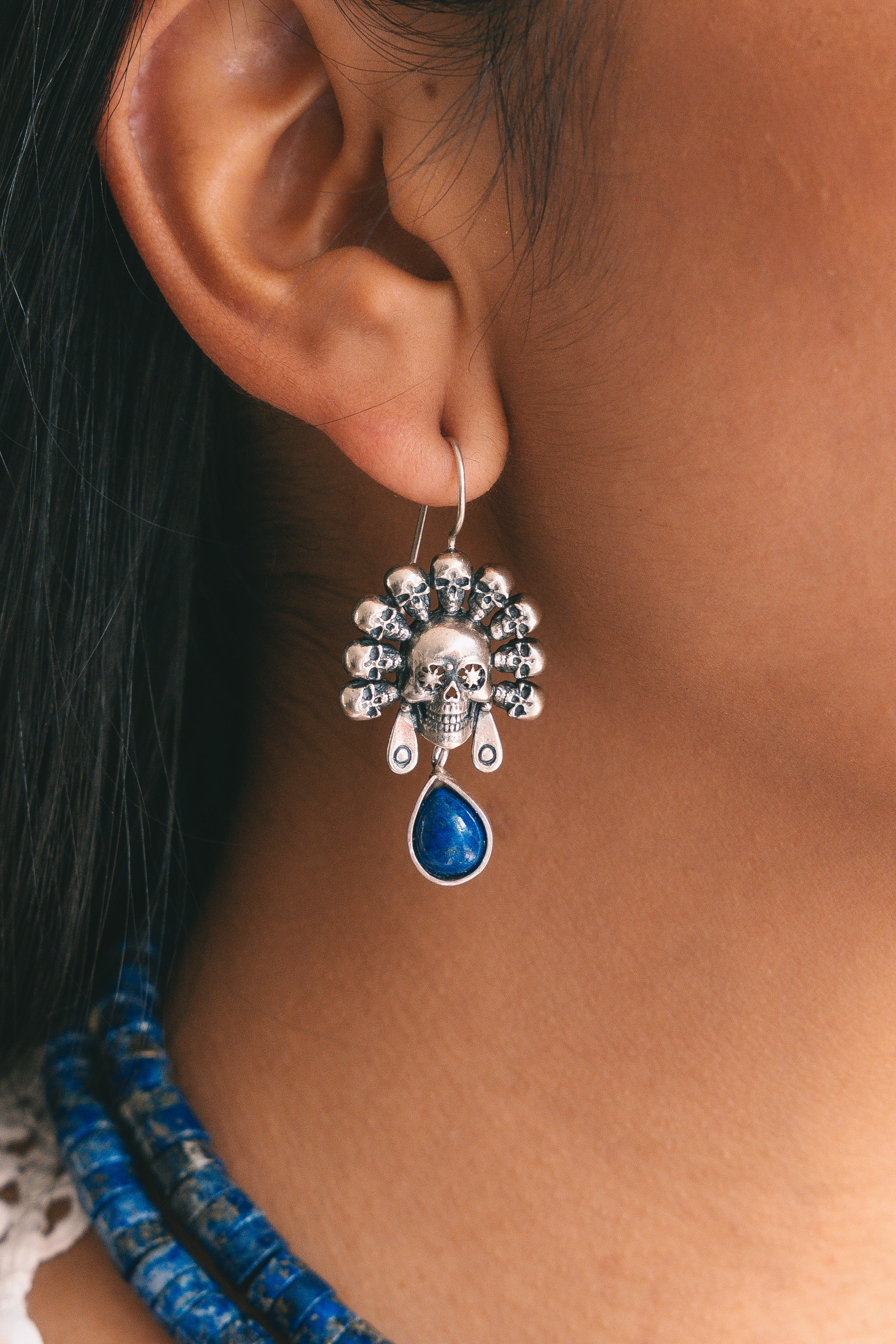Aretes Calacas Celestiales, joya de plata .925, con lapislázuli – Gabriela Sánchez (vista 2)